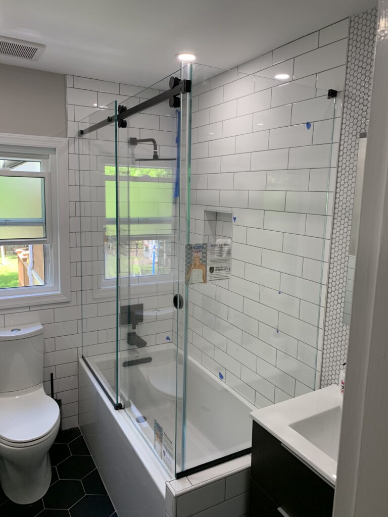 Corner Bathtub Enclousure with Serenity Sliding Door